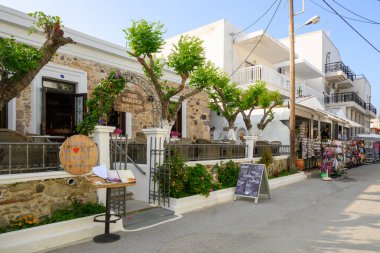 Kos, Yunanistan - 12 Mayıs 2023: Kos adasındaki Kardamena kıyı köyündeki Yunan kafe barı