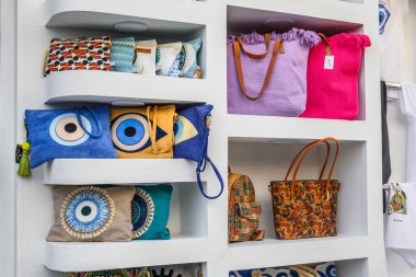 Kos, Yunanistan - 12 Mayıs 2023: Kos adasındaki Kardamena kıyı köyündeki hediyelik eşya dükkanı