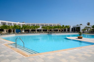 Kos, Yunanistan - 13 Mayıs 2023: Kos adasındaki Marmari köyünde 4 yıldızlı bir tatil beldesi olan Sandy Beach otelinin havuz alanı. Yunanistan