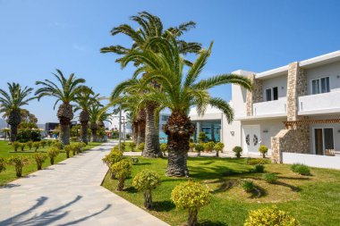 Kos, Yunanistan - 13 Mayıs 2023: Kos adasındaki Marmari köyünde 4 yıldızlı bir tatil köyü olan Sandy Beach Hotel 'in alanı. Yunanistan