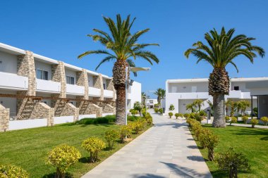 Kos, Yunanistan - 13 Mayıs 2023: Kos adasındaki Marmari köyünde 4 yıldızlı bir tatil köyü olan Sandy Beach Hotel 'in alanı. Yunanistan