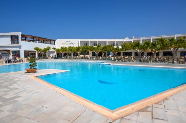 Kos, Yunanistan - 13 Mayıs 2023: Kos adasındaki Marmari köyünde 4 yıldızlı bir tatil beldesi olan Sandy Beach otelinin havuz alanı. Yunanistan
