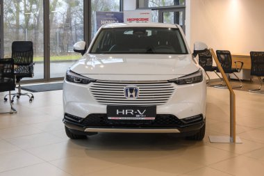 Gdansk, Polonya - 24 Şubat 2024: Honda HR-V hibrit araba galerisinde sunuldu