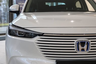 Gdansk, Polonya - 24 Şubat 2024: Honda HR-V hibrit araba galerisinde sunuldu