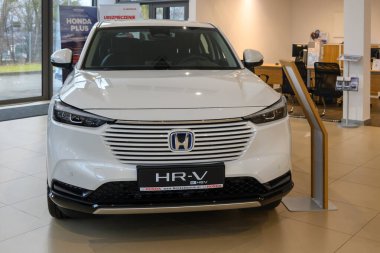 Gdansk, Polonya - 24 Şubat 2024: Honda HR-V hibrit araba galerisinde sunuldu