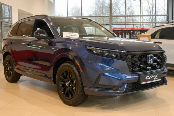 Gdansk, Polonya - 24 Şubat 2024: Honda CR-V hibrit araba galerisinde sunuldu
