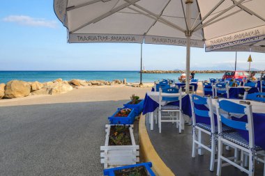 Kos, Yunanistan - 12 Mayıs 2023: Kos adasındaki Kardamena kıyı köyündeki Yunan sahil restoranı