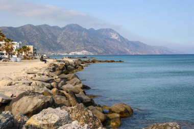 Kos, Yunanistan - 12 Mayıs 2023: Kardamena tatil beldesindeki sahilde kayalık. Kos Adası, Yunanistan