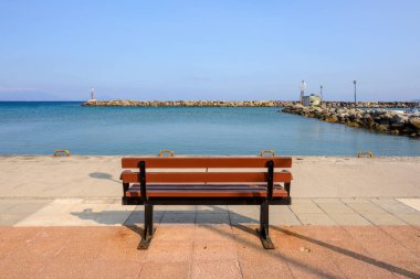 Kardamena tatil beldesindeki deniz kıyısında gezinti. Kos Adası, Yunanistan