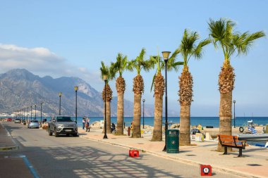 Kos, Yunanistan - 12 Mayıs 2023: Kardamena tatil beldesinde deniz kıyısında gezinti. Kos Adası, Yunanistan
