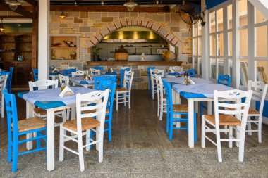 Kos, Yunanistan - 12 Mayıs 2023: Yunan sahil restoranı. Yunanistan 'ın Kos adasındaki Kardamena köyü