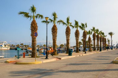Kos, Yunanistan - 12 Mayıs 2023: Kardamena tatil beldesinde kıyı şeridinde palmiye ağaçları. Kos Adası, Yunanistan