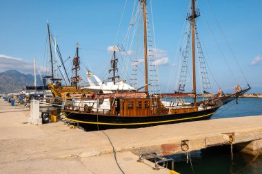 Kos, Yunanistan - 12 Mayıs 2023: Kardamena limanına demirlemiş tekneler. Kos Adası, Yunanistan