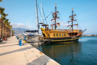 Kos, Yunanistan - 12 Mayıs 2023: Kardamena limanına demirlemiş tekneler. Kos Adası, Yunanistan