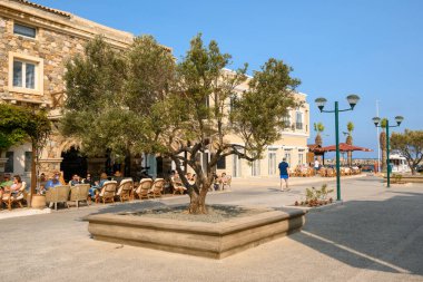 Kos, Yunanistan - 12 Mayıs 2023: Yunanistan 'ın Kos adasındaki Kardamena tatil beldesinin ana meydanı