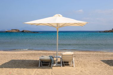 Agios Stefanos kumsalında güneşli yataklar. Yunanistan 'ın Kos Adası