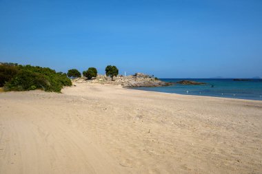 Agios Stefanos plajı, Kos adasında uzun bir kumsal ve ince çakıl taşları. Yunanistan