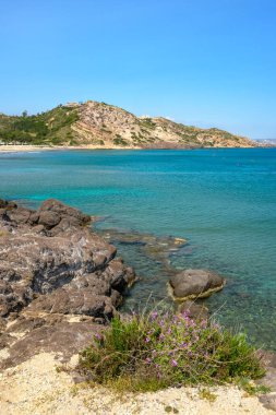 Kos adasındaki Agios Stefanos plajı. Yunanistan
