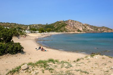 Kos, Yunanistan - 12 Mayıs 2023: Kos adasındaki Agios Stefanos plajı. Yunanistan