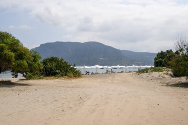 Kos adasındaki Agios Stefanos plajı. Yunanistan