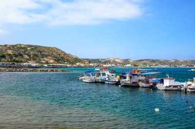 Kos adasındaki Kefalos limanına demirlemiş renkli balıkçı tekneleri. Yunanistan