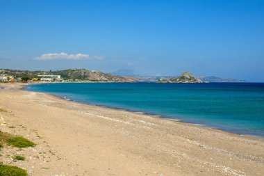 Kefalos plajı, Kos adasında uzun bir kumsal ve ince çakıl taşları. Yunanistan