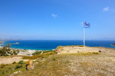 Kos adasındaki Kefalos Kalesi 'nde Yunan Bayrağı. Yunanistan, Avrupa