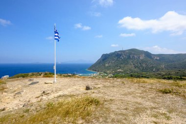 Kos adasındaki Kefalos Kalesi 'nde Yunan Bayrağı. Yunanistan, Avrupa