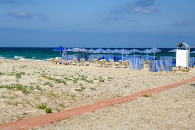 Marmari sahilinde güneşli yataklar. Yunanistan 'ın Kos adası.