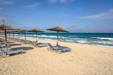 Marmari 'nin kumlu sahilinde güneşli yataklar. Yunanistan 'ın Kos Adası