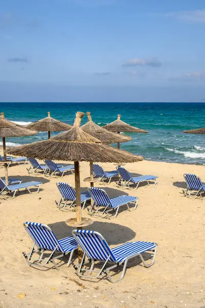 Marmari 'nin kumlu sahilinde güneşli yataklar. Yunanistan 'ın Kos Adası