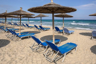 Kos adasındaki Marmari plajında güneşleniyorlar. Turkuaz suları olan güzel kumlu bir sahil. Yunanistan