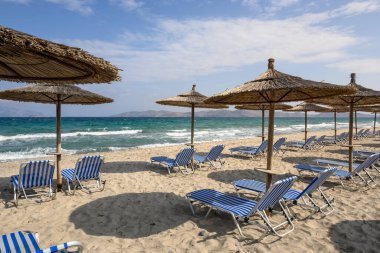 Kos adasındaki Marmari plajında güneşleniyorlar. Turkuaz suları olan güzel kumlu bir sahil. Yunanistan
