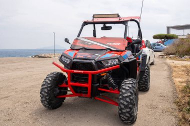 Kos, Yunanistan - 11 Mayıs 2023: Buggy, eğlence aracı Kos Adası 'ndaki Limnionas plajının yanına park edildi. Dodekanese, Yunanistan