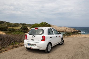 Kos, Yunanistan - 11 Mayıs 2023: Nissan Micra Kos Adası 'ndaki Limnionas plajının yanına park etti. Dodekanese, Yunanistan