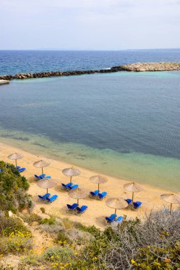 Limnionas plajı, hoş sakin bir gölü ve rahatlamak için küçük bir plajı var. Kos Adası, Dodecanese, Yunanistan