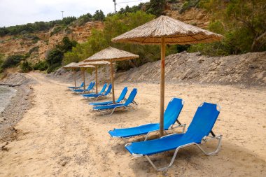 Kumlu Limnionas sahilindeki güneş pansiyonları. Kos Adası, Dodecanese, Yunanistan