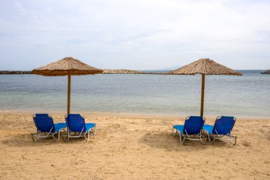Kumlu Limnionas sahilindeki güneş pansiyonları. Kos Adası, Dodecanese, Yunanistan