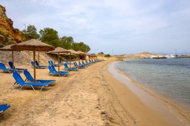 Kumlu Limnionas sahilindeki güneş pansiyonları. Kos Adası, Dodecanese, Yunanistan