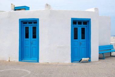Nisyros adasındaki Mandraki limanındaki Yunan binasının beyaz mavi cephesi. Dodekanese, Yunanistan
