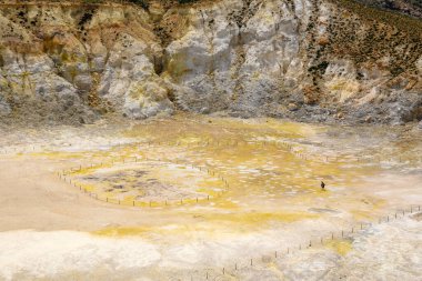 Stefanos krateri, Yunanistan 'daki Nisyros adasındaki en büyük ve en etkileyici krater.