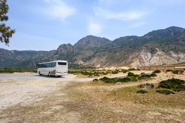 Nisyros adasındaki Stefanos kraterinin yanındaki yolda bir tur otobüsü. Yunanistan