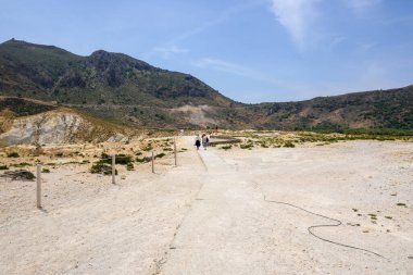 Nisyros, Yunanistan - 10 Mayıs 2023: Nisyros adasındaki Stefanos kraterine giden yol. Yunanistan
