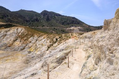 Nisyros adasındaki Stefanos kraterine giden yol. Yunanistan