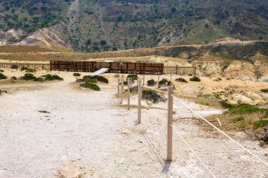 Nisyros adasındaki Stefanos kraterindeki izleme platformu. Yunanistan