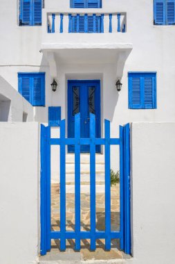 Nisyros adasındaki Nikia köyünde mavi kapılı, Yunan beyaz boyalı evi. Yunanistan