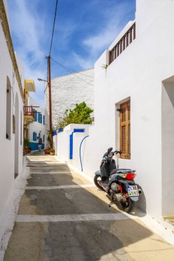 Nisyros, Yunanistan - 10 Mayıs 2023: Nisyros adasındaki Nikia köyündeki Dar Sokak. Yunanistan