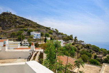 Geleneksel Yunan köyü Nikia 'nın manzarası. Nisyros Adası, Yunanistan