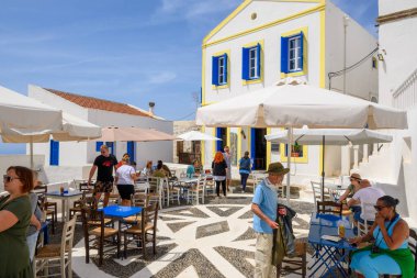 Nisyros, Yunanistan - 10 Mayıs 2023: Nikia köyünün merkez meydanı. Nisyros Adası, Yunanistan