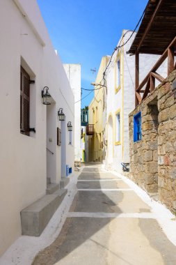 Nisyros adasındaki Nikia köyünde dar bir sokakta. Dodekanese, Yunanistan